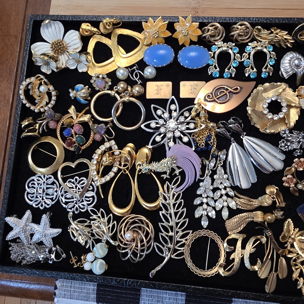 *Final Price* Huge Tray Assortment Lot Vintage Brooches & Earrings Bundle Estate - Picture 4 of 15